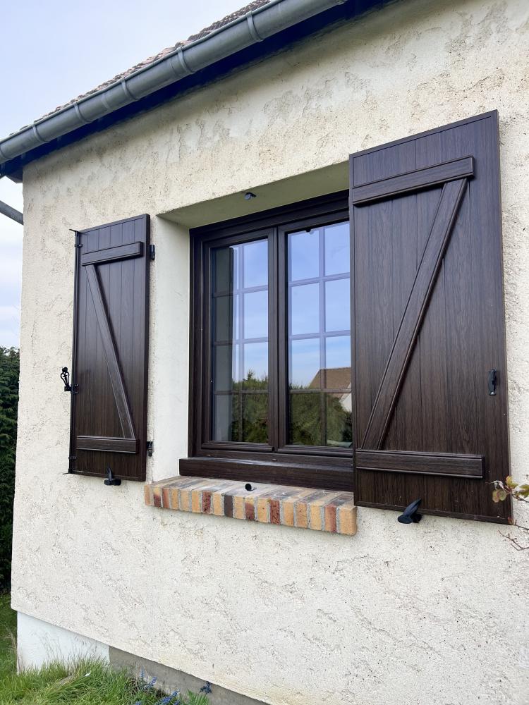 fenêtre en bois et volets