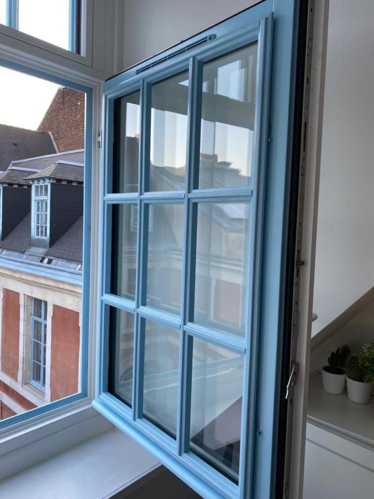 fenêtre en bois bleu