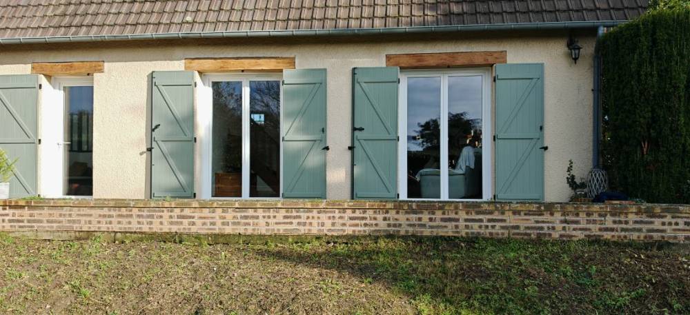 porte fenetre bl et volets battants vert