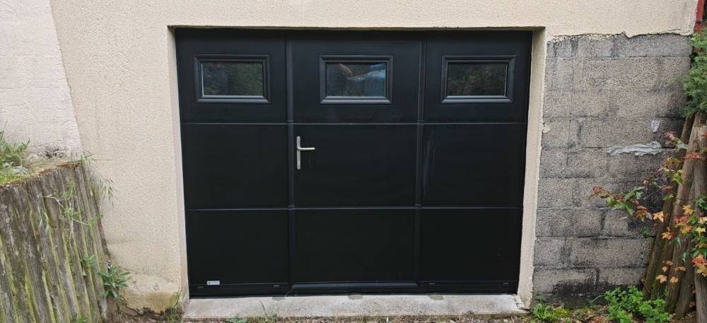 porte de garage avec hublots