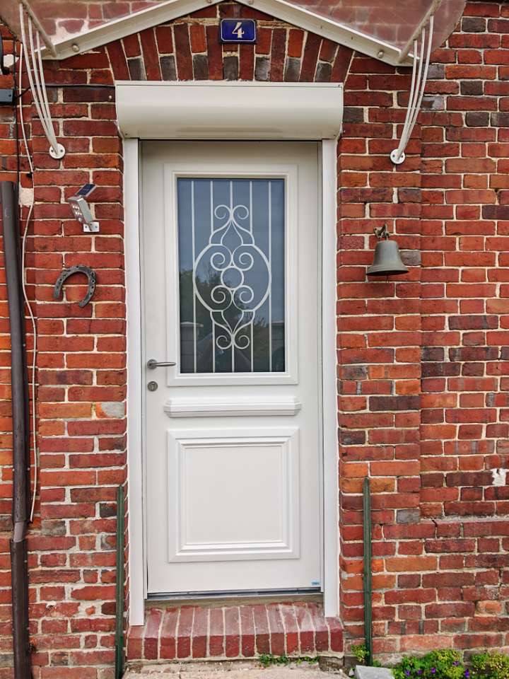 porte d'entrée et volet blanc